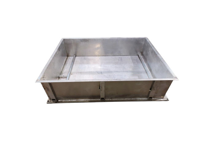 Immersed liquid cooling energy storage box