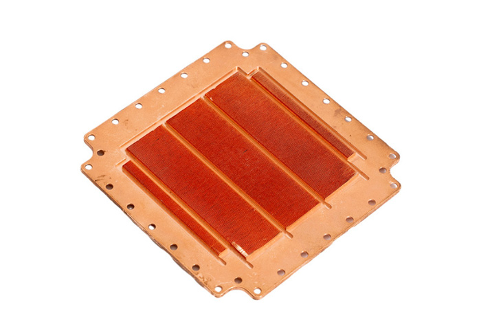 Dissipateur thermique à ailettes biseautées pour refroidissement liquide